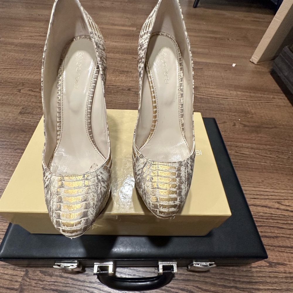 Sergio Rossi preowned pumps. Beautiful shoe! Size 38.5